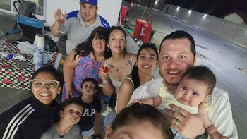 La emocionante escena tuvo lugar en la estación de servicio ubicada sobre Ruta 22 y Río Iguazú, Fernández Oro.&nbsp;