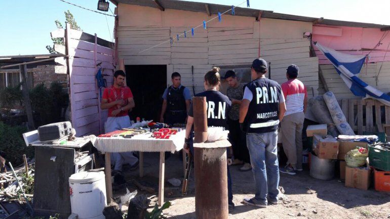 Tras un allanamiento, encontraron un arsenal en la toma 2 de Febrero