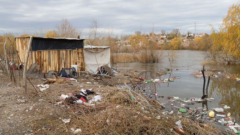 El río sube y ya rodea las viviendas en Costa Norte