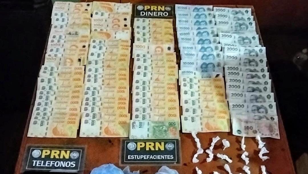 Cocaína fraccionada, dinero y celulares secuestró la Policía en los allanamientos de las 1200 Viviendas.&nbsp;