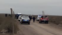 En medio de un gran despliegue policial, encontraron el cuerpo de un hombre enterrado cerca del lago Pellegrini. 