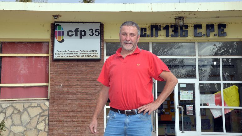 Es director de escuela y en sus ratos libres construye casas a vecinos