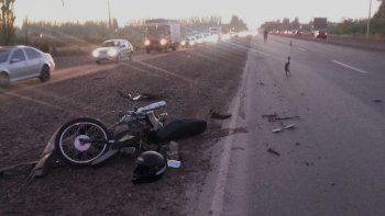 chocaron una moto y una bici, y tras el impacto casi los pisa un auto