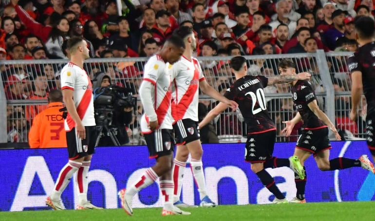 Huracán cortó la racha de victorias de River en el Monumental