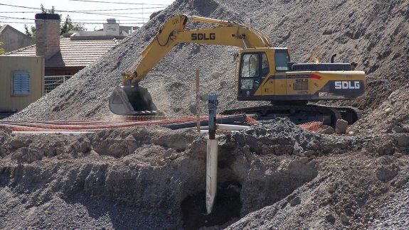 Obreros reclaman desesperados que reactiven la obra en Cipolletti