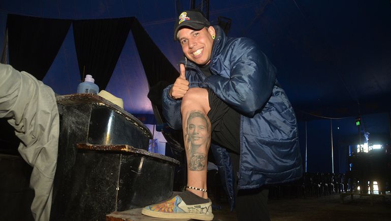 Neto muestra el tatuaje que se hizo para recordar a su querido hermano. Foto Antonio Spagnuolo.