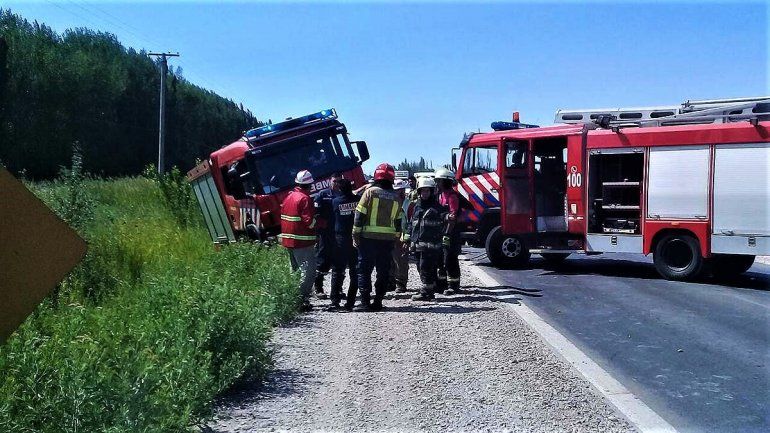 Iban a rescatar a las víctima del accidente y casi cayeron al canal