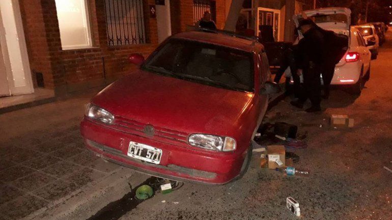 El auto estacionado en las cercanías de la esquina de San Martín y Brentana golpeó con fuerza al barrendero