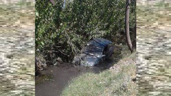 una mujer perdio el control del auto y cayo a un desagüe