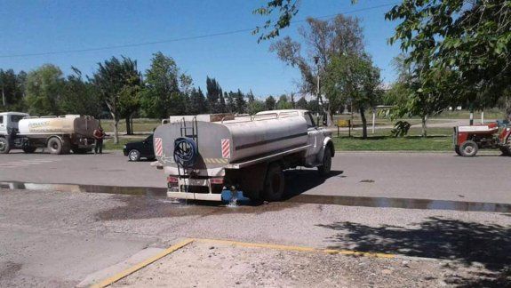 Tensión en protesta de municipales que piden el arreglo de camiones