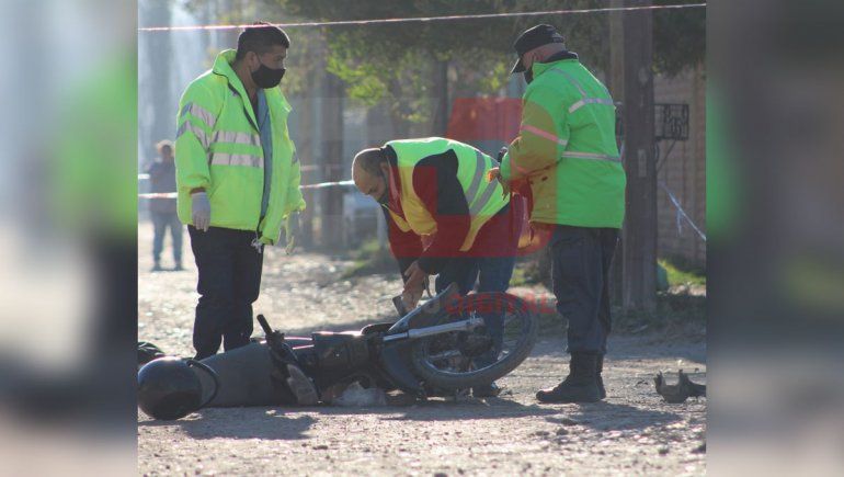 Un joven motociclista murió aplastado por un camión de basura