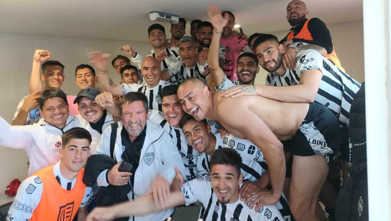 Cipolletti logró la clasificación a la próxima fase y lo festejó en la zona de los vestuarios. Foto: Juan Pablo Andrez