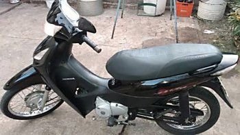 dos motochorros asaltaron al solitario playero de una estacion de servicios