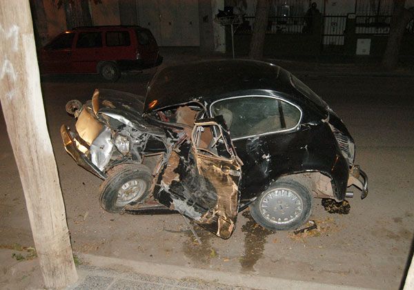 Una camioneta sin control destruyó un Fiat 600 y derribó un paredón