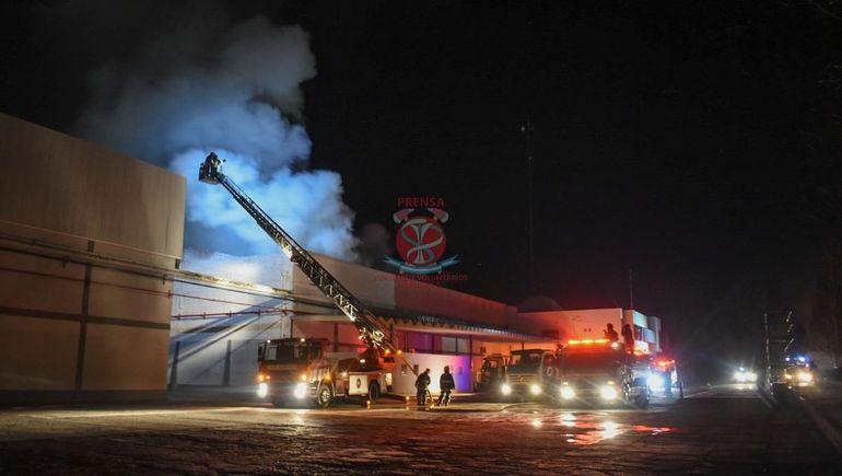 El fuego alcanzó varios sectores del galpón de empaque roquense y se calcula que los daños fueron enormes. &nbsp;