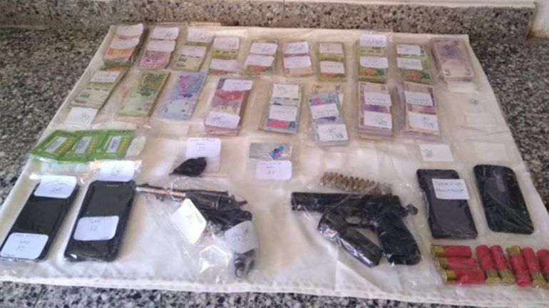 Allanaron tres comercios y secuestraron drogas, armas y más de $200 mil
