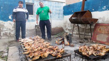 La solidaridad pudo más que la bronca. Los perjudicados no sólo ayudaron, también donaron pollos y compraron.
