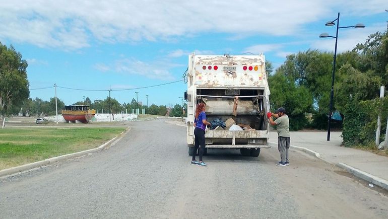 Alejandra en plena tarea de recolección de basura. Una vecina le sacó una foto y la publicó en Facebook. La imagen se hizo viral.