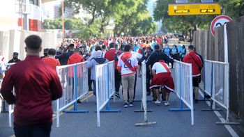 incidentes en las afueras del monumental: hay 16 detenidos