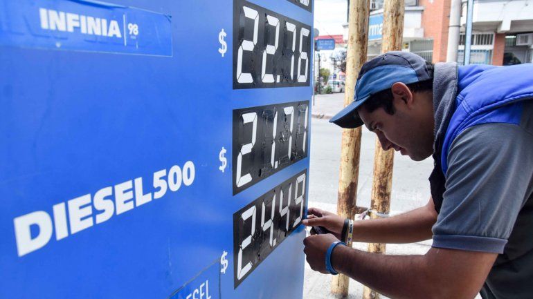 ¿Por qué no bajan los combustibles si el precio del dólar cayó en los últimos 7 días?