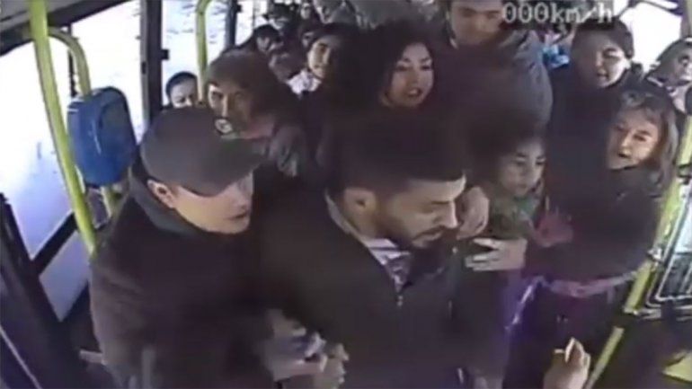 Luchador de MMA agredió brutalmente a un colectivero en Bariloche