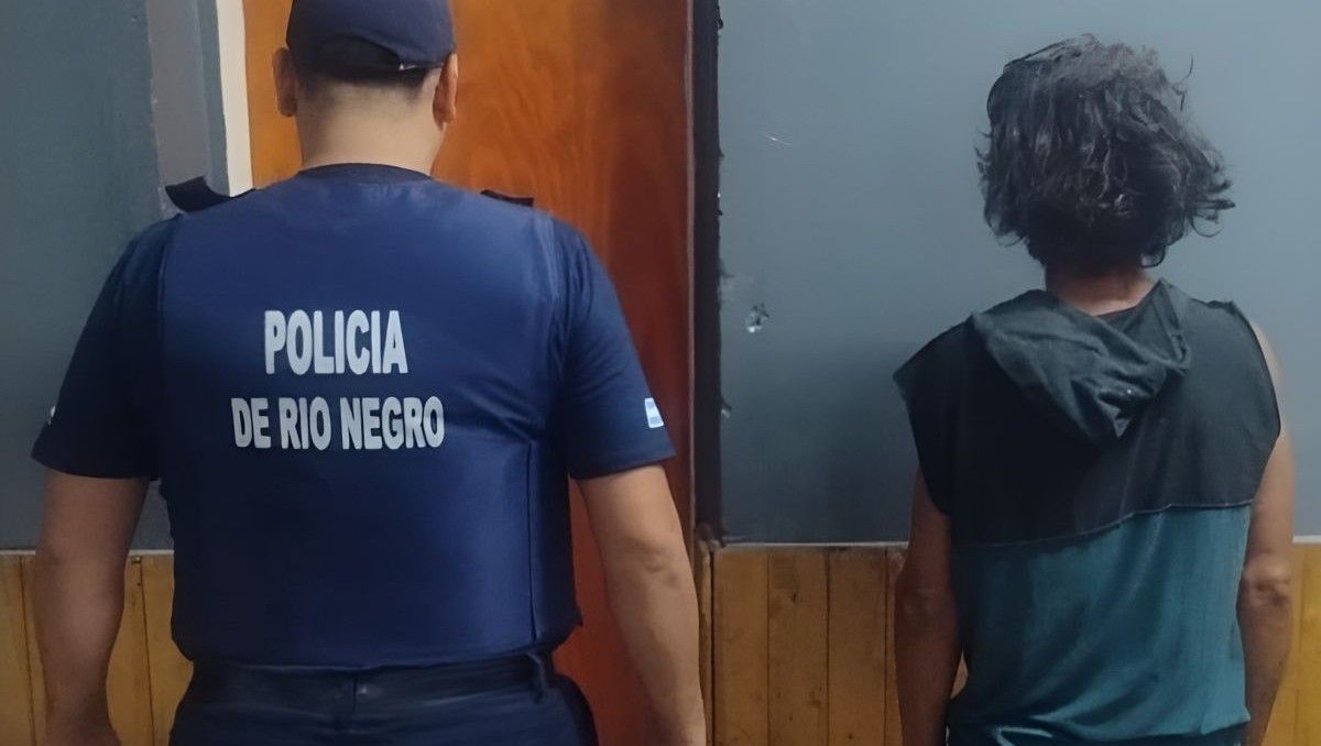 El hombre detenido, acusado de querer robar en un depósito judicial que se encuentra en el patio de la Comisaría de Lamarque.&nbsp;