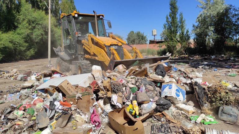 Los micro basurales en Cipolletti se ven a diario en distintos puntos de la ciudad. Una problemática que atraviesa el área de Servicios para erradicarlos por completo.