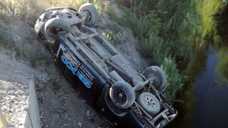 Perdió el control de su camioneta en una curva, volcó y se salvó de milagro