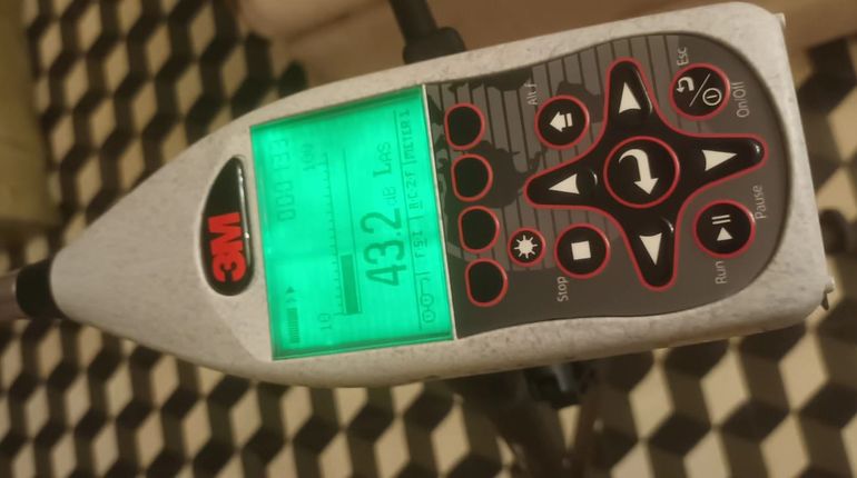 La medición en la casa de Carlos Franco, que vive al lado del boliche, marcó 43.2. La imagen muestra el registro real. La medición en la casa de Carlos Franco, que vive al lado del boliche, marcó 43.2. La imagen muestra el registro real.