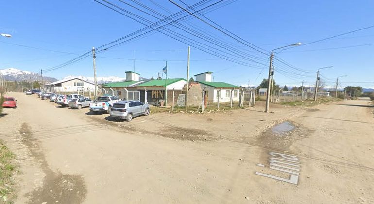 La víctima corrió hasta la Subcomisaría 80, ubicada al este de Bariloche, donde pidió ayuda. 