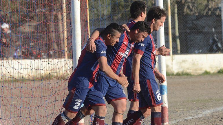 Argentinos marca el pulso del Clausura en la Liga Confluencia.
