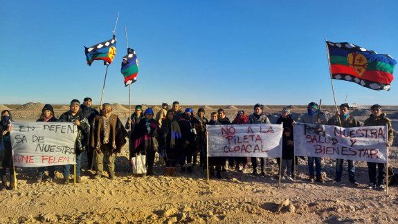 Mapuches denuncian piletas cloacales y bloquean las obras