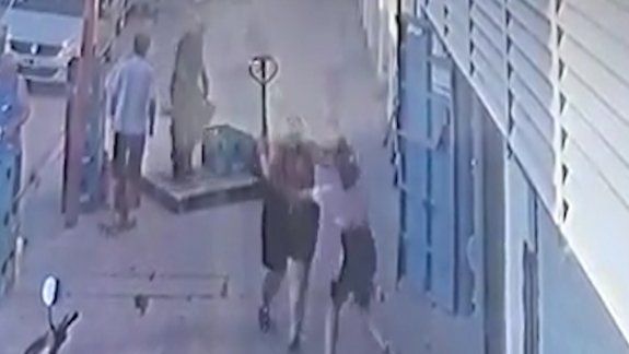 La atacó con un fierro en la cola de un supermercado chino