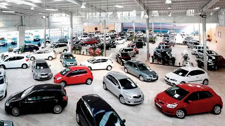 La mujer eligi&oacute; un autom&oacute;vil Volkswagen Gol usado en buen estado y con garant&iacute;a.&nbsp;