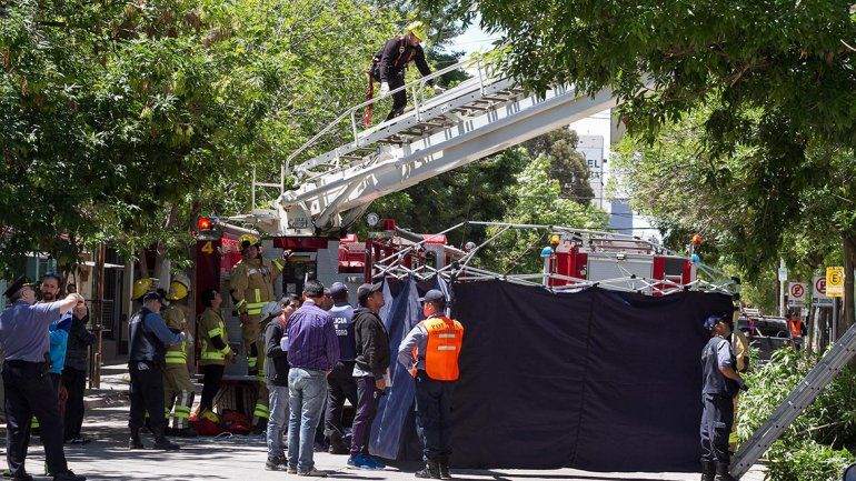 Un operario murió electrocutado en pleno centro y quedó atrapado entre los cables