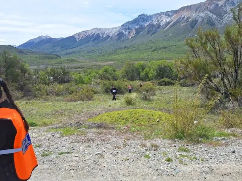 Agentes de la Policía de Río Negro y el personal de emergencias permanecieron en el lugar para realizar las diligencias correspondientes.  Agentes de la Policía de Río Negro y el personal de emergencias permanecieron en el lugar para realizar las diligencias correspondientes.
