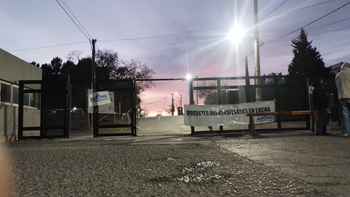 Docentes de la UNCO protestan en el estacionamiento en el marco de un paro nacional.