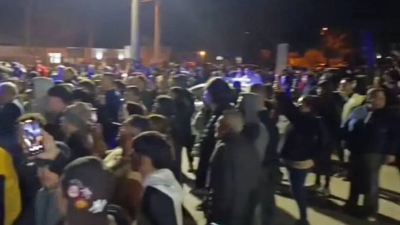 Centenares de vecino se convocaron de manera espontánea en cercanías del local comercial. Casi linchan a los atrincherados.