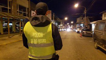 salia de una fiesta clandestina y atropello a una empleada policial