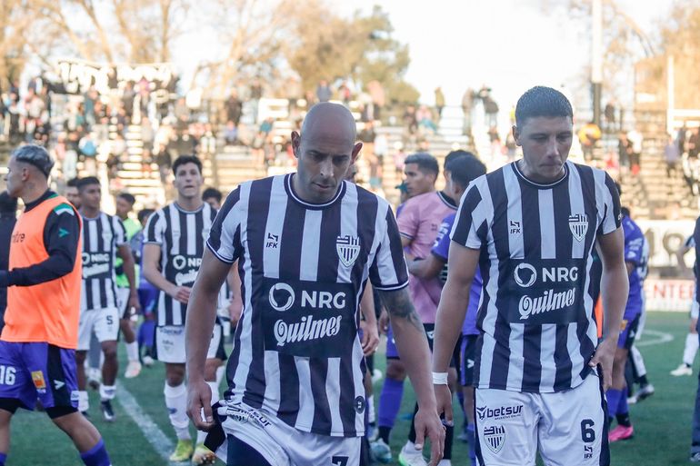 Cipolletti dejó el campo de juego de La Visera con bronca por la derrota ante Villa Mitre. Fotos: Anahí Cárdena&nbsp;