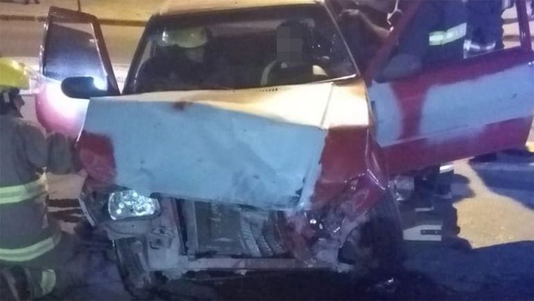 Mujer policía manejaba borracha y chocó contra un colectivo