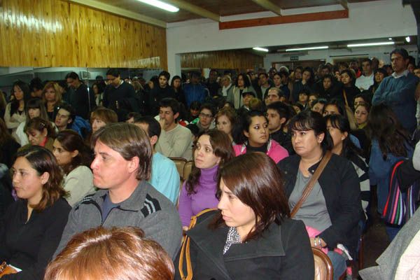 Jóvenes radicales denuncian “travestismo político” de dirigentes que se fueron con el ARI