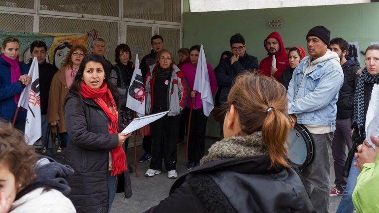 Los maestros protestaron frente a la delegación cipoleña del IPPV.