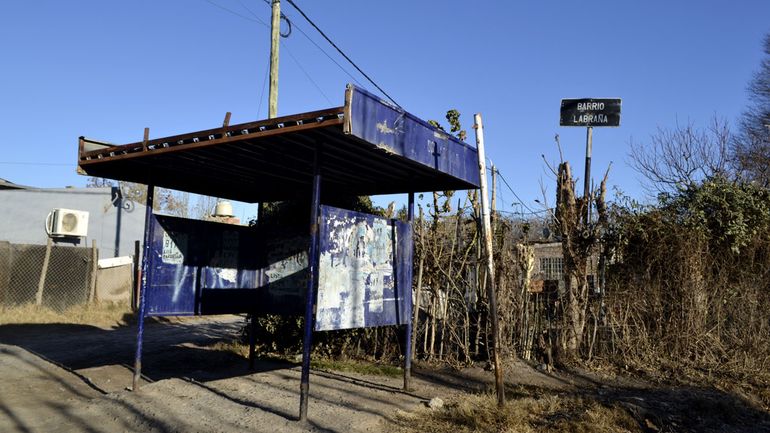 En el barrio Labraña viven hace 50 años sin gas natural. Acá el Estado llega a veces.