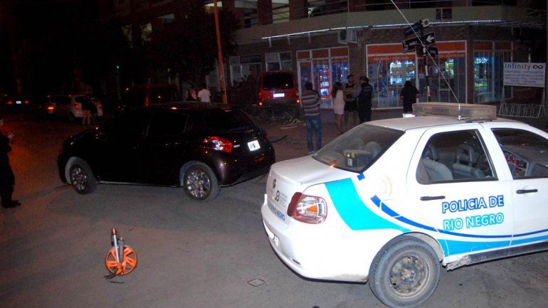 Chocaron y una camioneta se estrelló contra un comercio