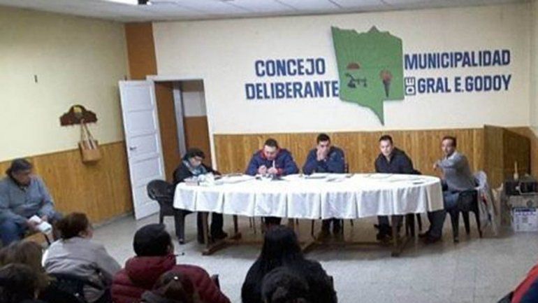 Denuncian al intendente de Godoy por golpear a un concejal