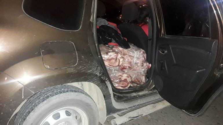 Escondía 300 kilos de carne en su camioneta y lo atraparon