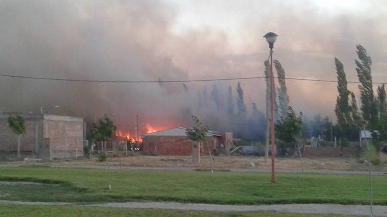 Bomberos combaten voraz incendio en el Distrito Noroeste