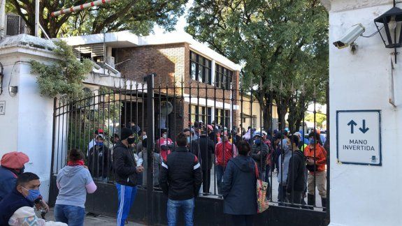 Trabajadores del hipódromo de Palermo están encerrados hace 3 meses