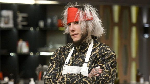 Fuerte cruce entre Alex Caniggia y Martitegui 